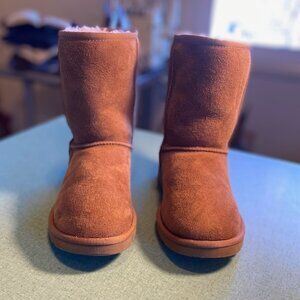 Uggs Women's Classic Short II, Size 5, Barely Worn, Excellent Condition